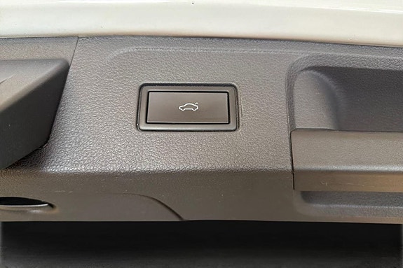 Volkswagen Passat 10 of 26