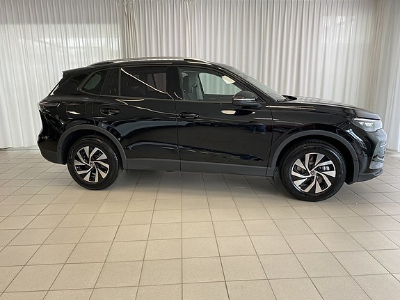 Volkswagen Tiguan 2 of 5