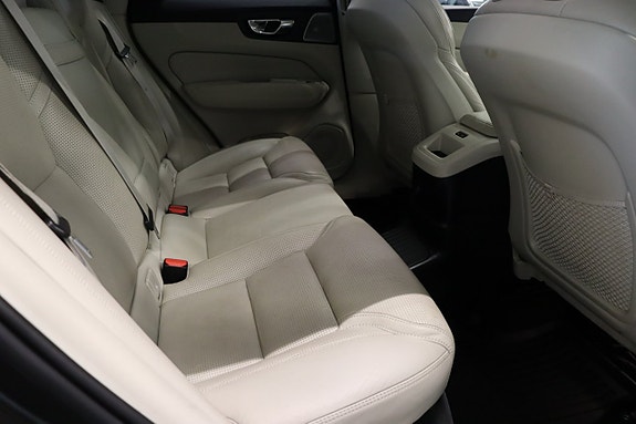 Volvo XC60 14 of 30