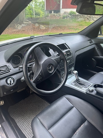 Mercedes-Benz C300 5 of 6
