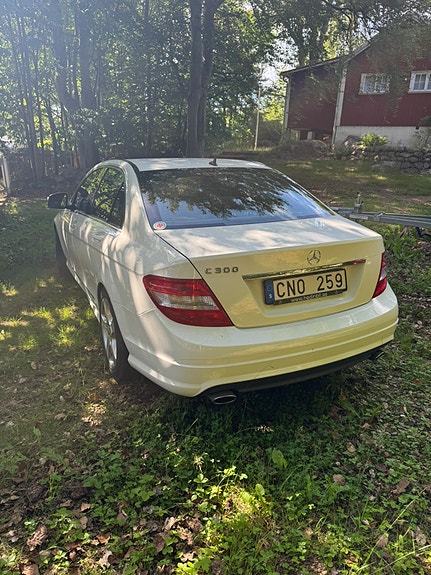 Mercedes-Benz C300 4 of 6