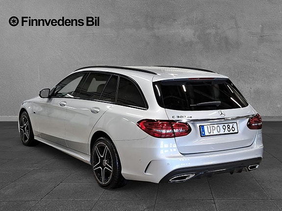 Mercedes-Benz C300 3 of 5