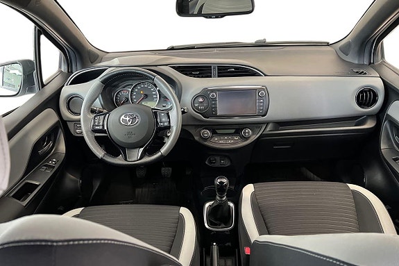 Toyota Yaris 8 of 21