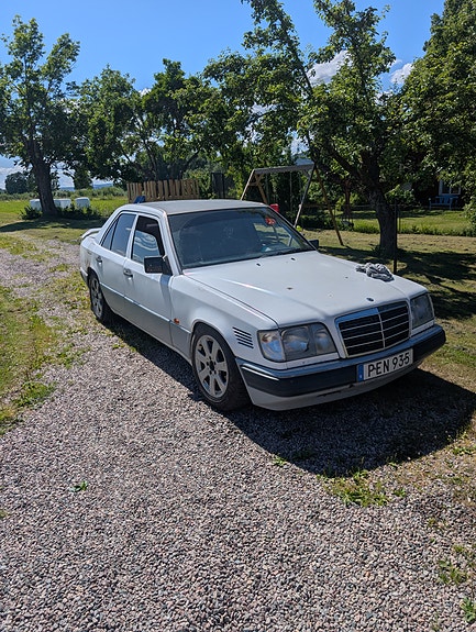 Mercedes-Benz E250 d 2 of 5