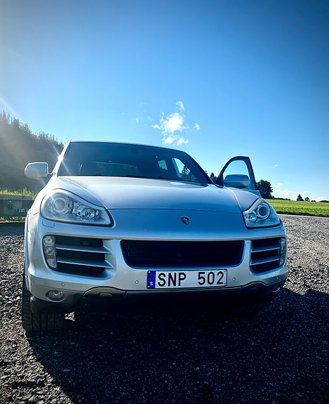 Porsche Cayenne 2 of 11
