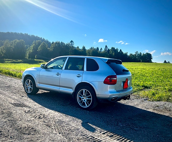 Porsche Cayenne 4 of 11