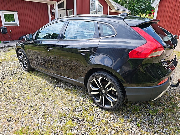 Volvo V40 Cross Country 2 of 5