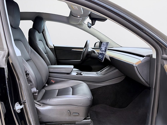 Tesla Model Y 13 of 19