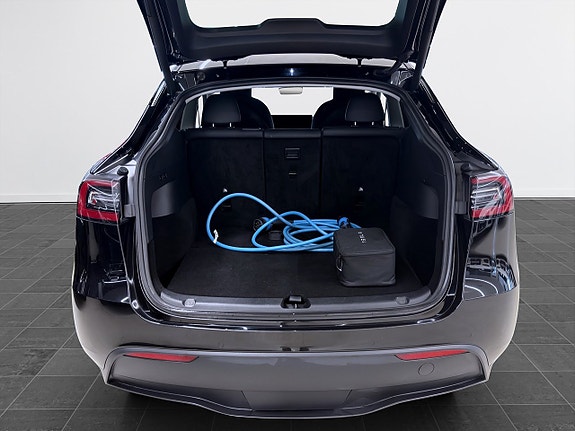Tesla Model Y 8 of 19
