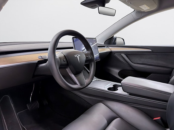 Tesla Model Y 15 of 19