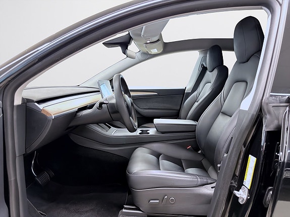 Tesla Model Y 14 of 19