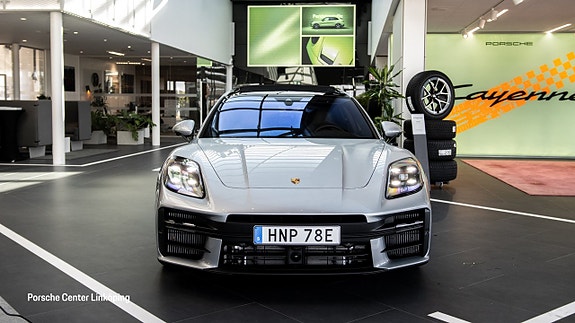 Porsche Panamera 4 2 of 23