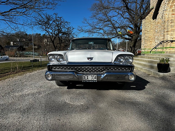 Ford Fairlane 3 of 5