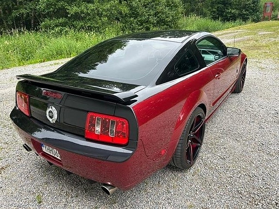 Ford Mustang 4 of 5