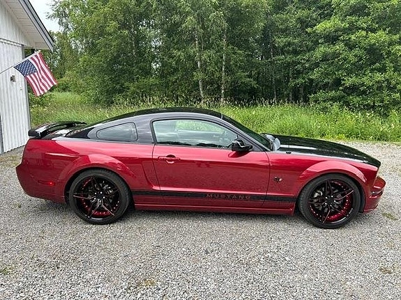 Ford Mustang 2 of 5