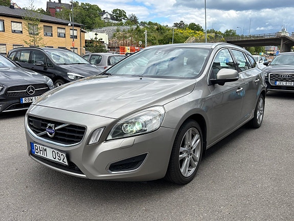 Volvo V60 2 of 8