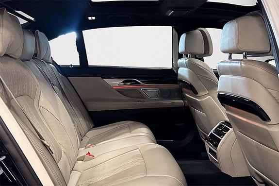 BMW 740Le 17 of 29