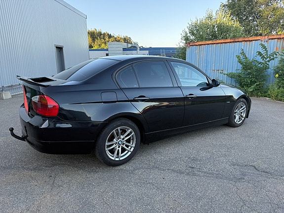 BMW 320i 7 of 13