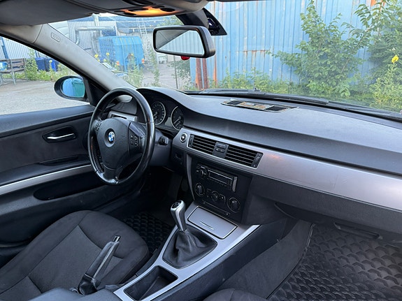 BMW 320i 11 of 13