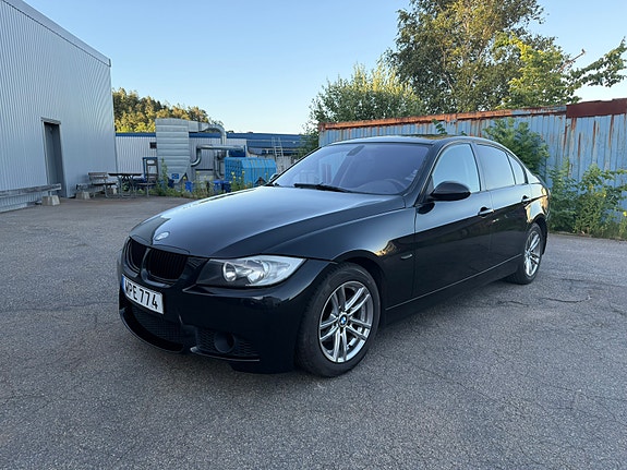 BMW 320i 2 of 13