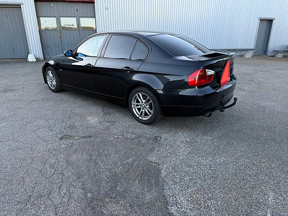 BMW 320i 5 of 13
