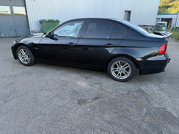 BMW 320i 4 of 13