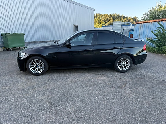BMW 320i 3 of 13