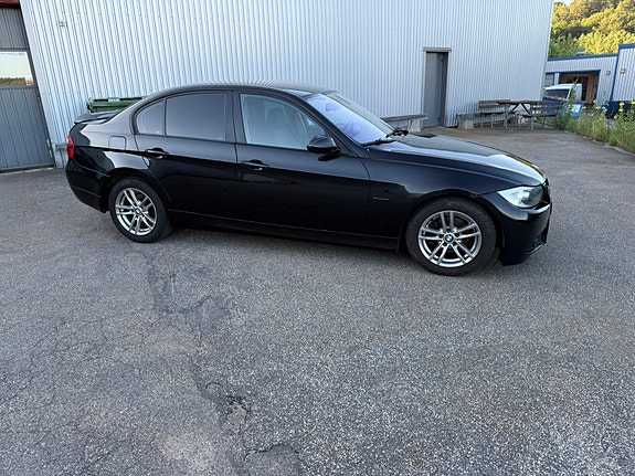 BMW 320i 9 of 13