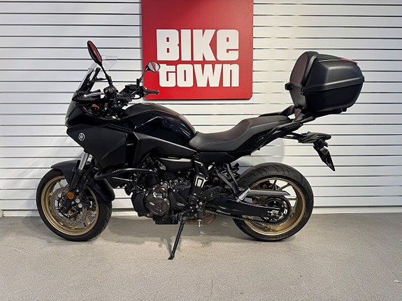 Yamaha Tracer 7 med toppbox