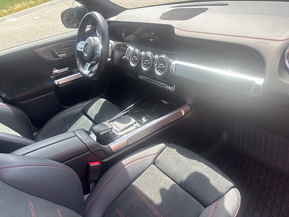 Mercedes-Benz EQB300 3 of 5
