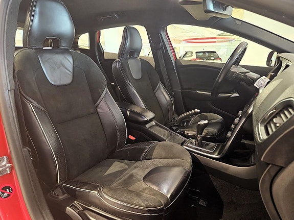 Volvo V40 15 of 27