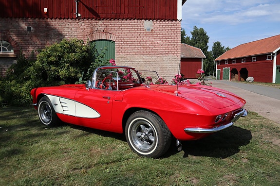 Chevrolet Corvette 2 of 5