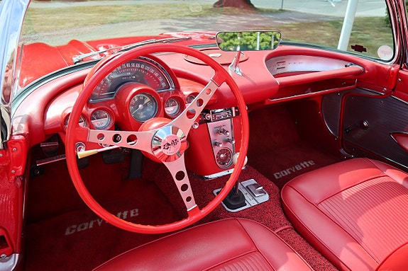 Chevrolet Corvette 16 of 24