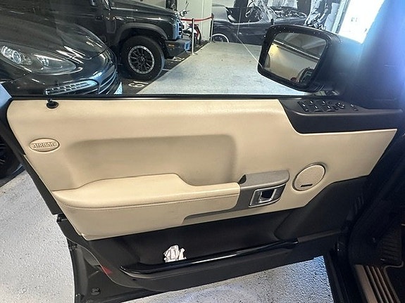 Land Rover Range Rover 27 of 30