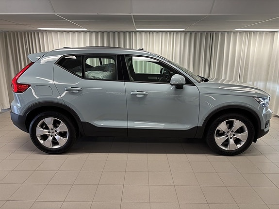 Volvo XC40 2 of 5