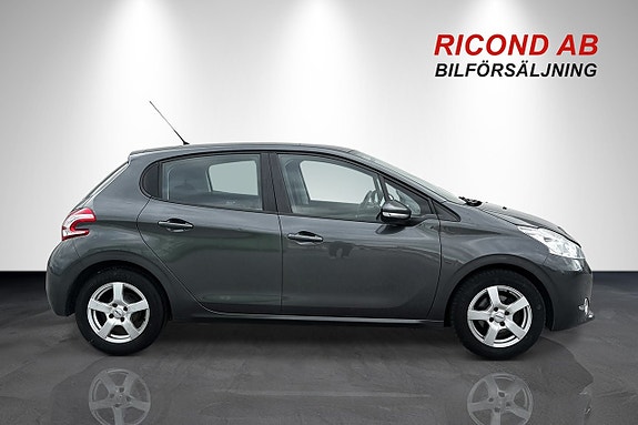 Peugeot 208 2 of 5
