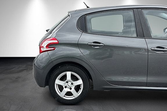 Peugeot 208 3 of 5