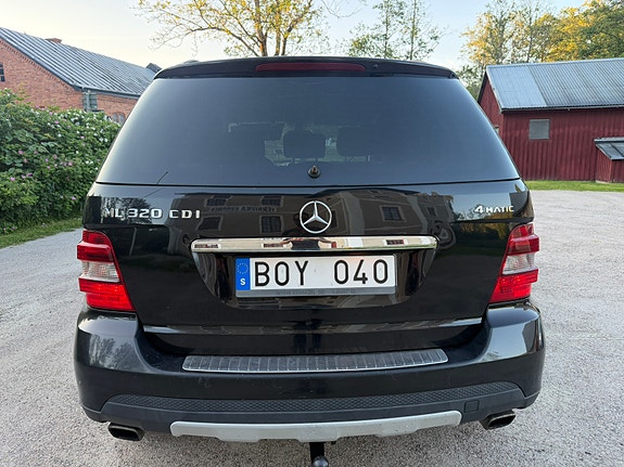 Mercedes-Benz ML320 4 of 5