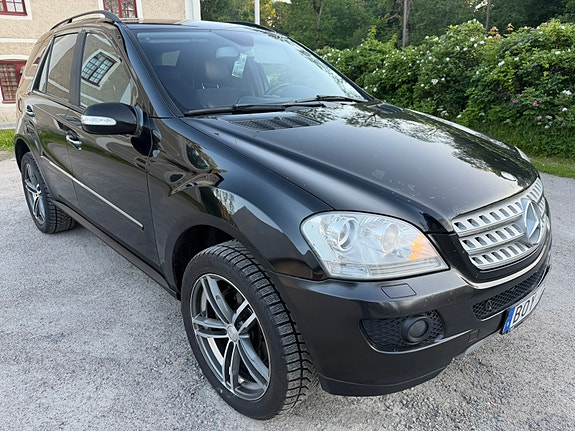 Mercedes-Benz ML320 2 of 5