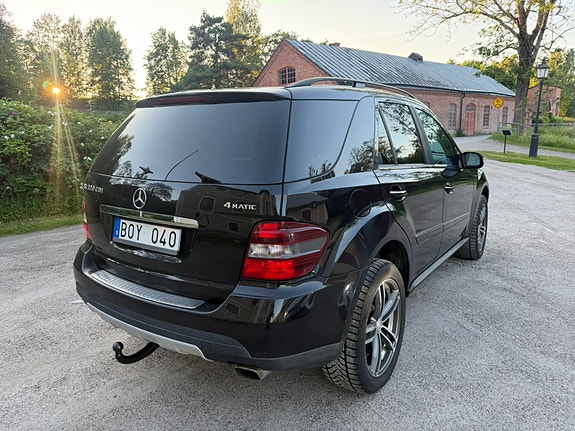 Mercedes-Benz ML320 3 of 5