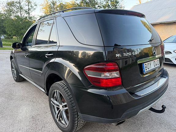 Mercedes-Benz ML320 5 of 5