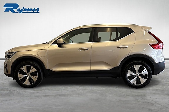 Volvo XC40 4 of 5