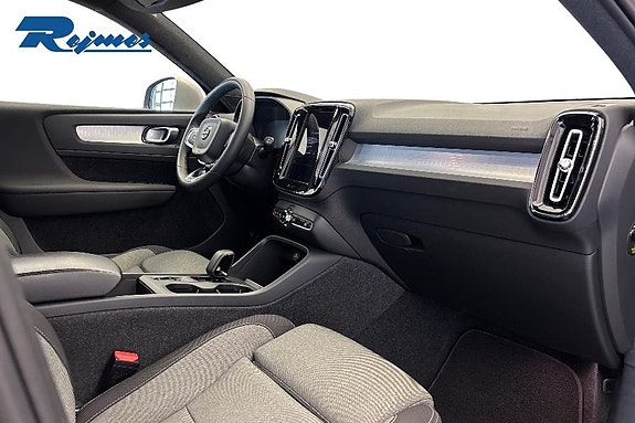 Volvo XC40 8 of 24