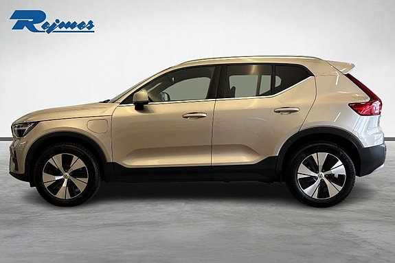 Volvo XC40 2 of 24