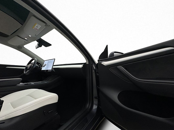 Tesla Model Y 15 of 30