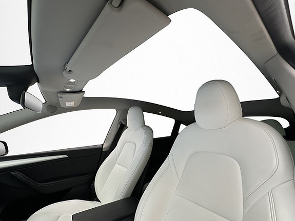 Tesla Model Y 9 of 30