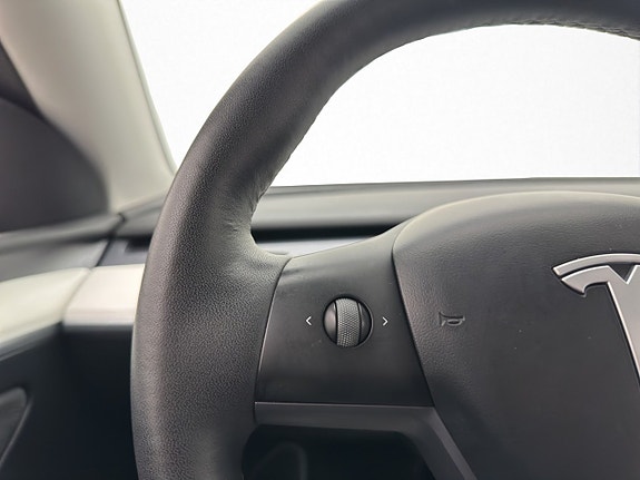 Tesla Model Y 17 of 30