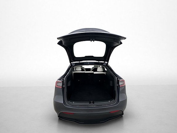 Tesla Model Y 28 of 30
