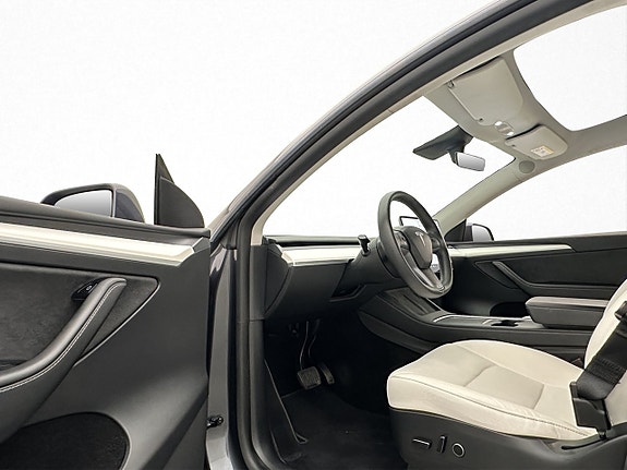 Tesla Model Y 10 of 30