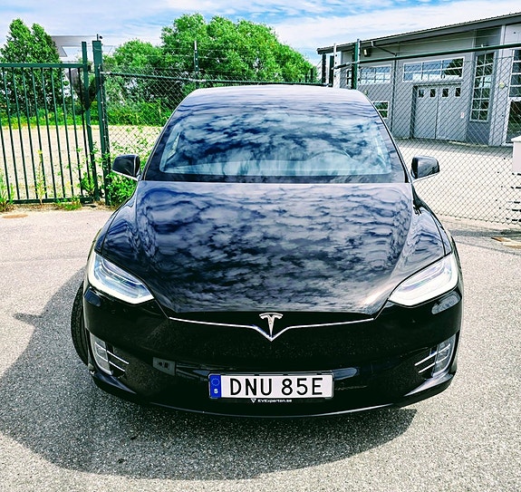 Tesla Model X 3 of 5